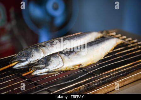 Saba grigliate di pesce sul grill per la vendita in strada mercato alimentare a asia - Il fuoco selettivo Foto Stock