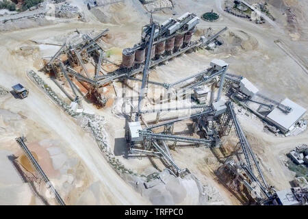 Cava grande durante le ore di lavoro con la pietra di trasportatore di smistamento trasportatori - Gita Aerea. Foto Stock