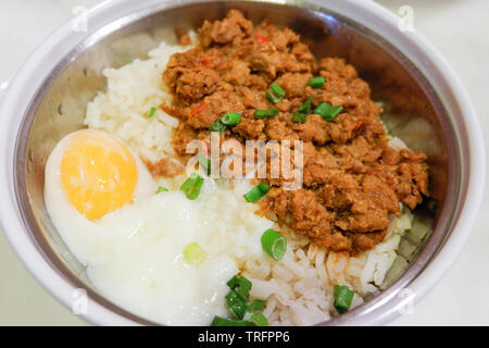 Brasati di carne di maiale sul riso cotto e uovo sulla ciotola cibo asiatico Foto Stock