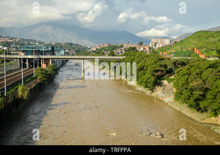 Medellín fiume lungo la città Foto Stock