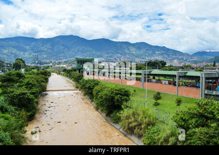 Medellín fiume lungo la città Foto Stock