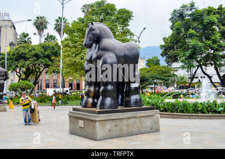La famosa scultura del cavallo dal rinomato artista colombiano Fernando Botero, situato in Plaza Botero una delle maggiori attrazioni turistiche a Medellín Foto Stock