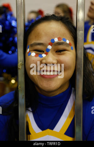 Una felice cheerleader della scuola superiore alla Blackhawk Christian School a Fort Wayne, Indiana, USA. Foto Stock