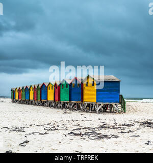 Spiaggia di colorate case in Muizenberg, Sud Africa Foto Stock