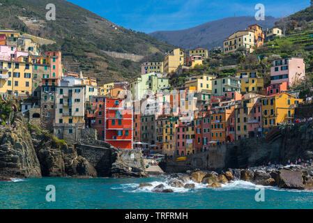 Riomaggiore villaggio da una barca, Cinque Terre, Italia Foto Stock