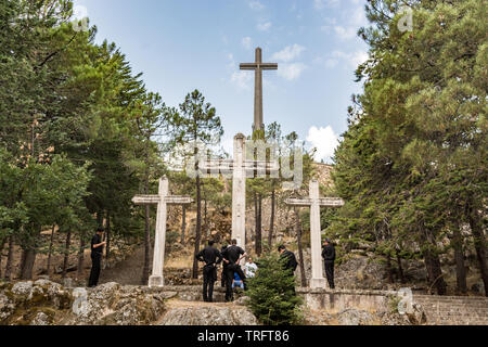 I sacerdoti cattolici a Valle de los Caidos, dove il dittatore Francisco Franco fu sepolto. San Lorenzo, Spagna, 5 settembre 2018 Foto Stock