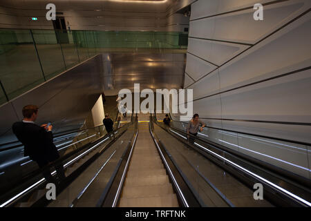 Pendolari sono visti su larga scala mobile a Wynyard stazione ferroviaria, Sydney Australia Foto Stock