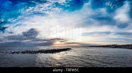 Panoramica di pastello colorato tramonto sulla costa di Roma, con incredibile cielo , il mare calmo e una rilassante atmosfera Foto Stock