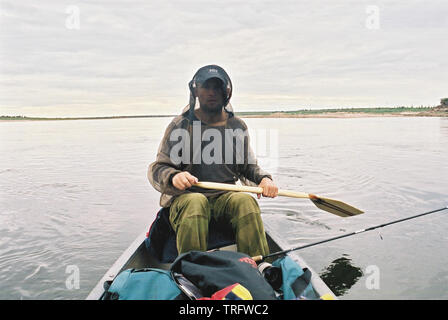 Fotografo Outdoor Øyvind Martinsen indossa una giacca di zanzara su una spedizione in canoa sul fiume Thelon, Northwest Territories, Canada. Luglio, 2001. Foto Stock