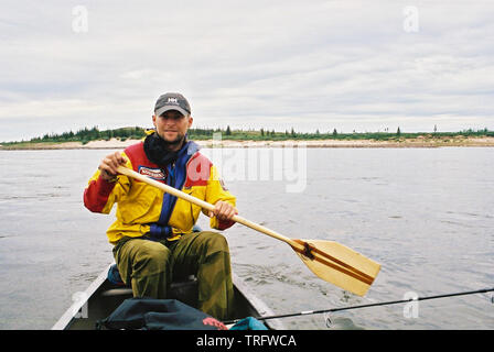 Il Norvegese outdoor fotografo Øyvind Martinsen in canoa sul fiume Thelon nei territori del nord-ovest, Canada. Luglio, 2001. Foto Stock