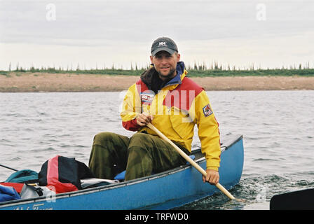 Il Norvegese outdoor fotografo Øyvind Martinsen in canoa sul fiume Thelon nei territori del nord-ovest, Canada. Luglio, 2001. Foto Stock
