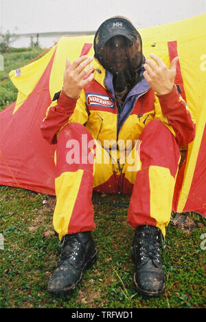 Fotografo Outdoor Øyvind Martinsen è utilizzando una camicia di zanzara per proteggere lui dal nero sciami di mosche lungo il fiume Thelon nei territori del nord-ovest, Canada. Luglio, 2001. Foto Stock