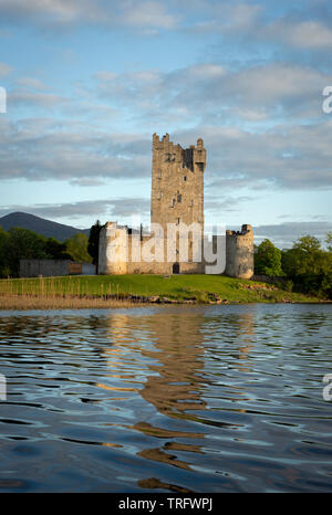 Ross Castle Killarney edificio medievale e le sue riflessioni nel Lower Lake nel Parco Nazionale di Killarney, County Kerry, Irlanda Foto Stock