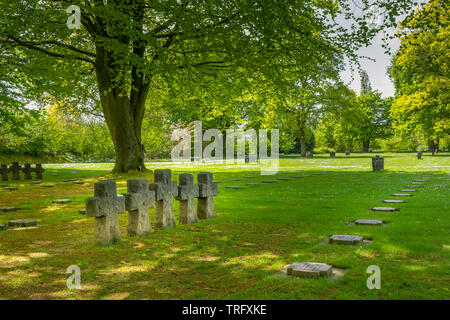 La cambe, Francia - 5 Maggio 2019: cimitero militare tedesco nei pressi del villaggio di La Cambe Francia. Per commemorare 21160 soldati tedeschi sono morti durante il WW2 ho Foto Stock