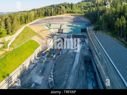 Nuova autostrada e tunnel in costruzione in Polonia sulla strada nazionale n. 7, E77, chiamato Zakopianka. Vista aerea nel giugno 2019 Foto Stock