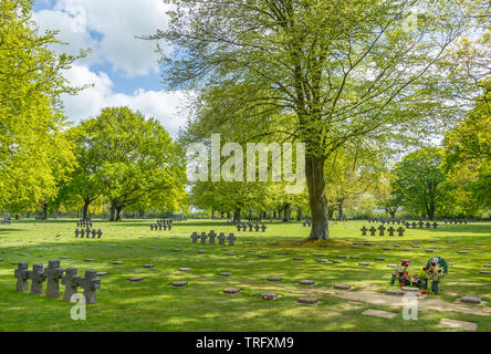 La cambe, Francia - 5 Maggio 2019: cimitero militare tedesco nei pressi del villaggio di La Cambe Francia. Per commemorare 21160 soldati tedeschi sono morti durante il WW2 ho Foto Stock