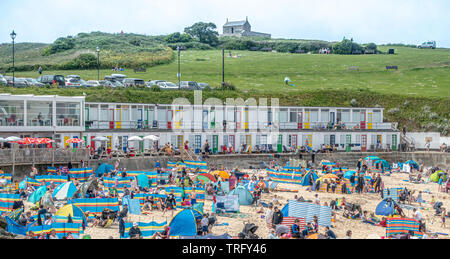 Porthgwidden Beach di St Ives Corwall con i vacanzieri e lucertole da mare sotto il sole Foto Stock