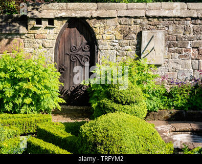 Orologio solare a parterre giardino di Norbury Manor nel Derbyshire commemorando Marcus Stapleton Martin che restaurò gli edifici e creato i giardini Foto Stock