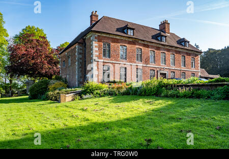 Facciata in mattoni rossi di Elizabethan Norbury Manor nel Derbyshire Regno Unito Foto Stock