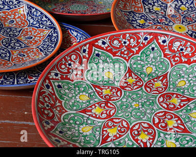 Colorata a mano di ceramica in vendita street stallo in Uzbekistan Foto Stock