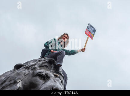 Anti Trump dimostranti a Trafalgar Square a Londra durante il Presidente Trump visita di Stato, Giugno 2019 Foto Stock