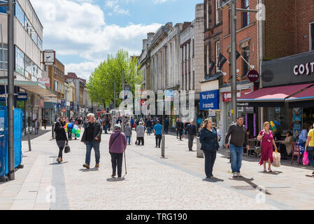 Gli amanti dello shopping shopping a Dudley Street nel centro di Wolverhampton, Regno Unito Foto Stock