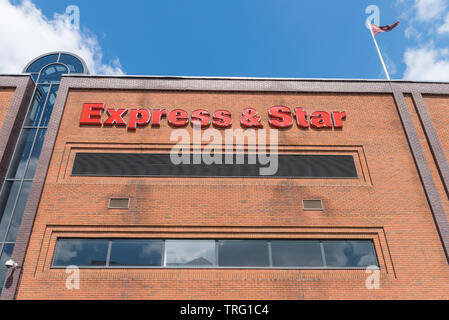 Express e Star quotidiano regionale capo ufficio e negozio di stampa nel centro di Wolverhampton, Regno Unito Foto Stock