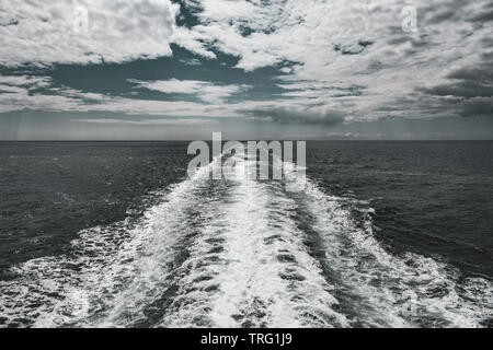 Della Nave in scia il Solent vicino a Portsmouth Foto Stock