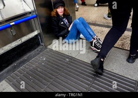 Londra, Inghilterra, Regno Unito. Donna senzatetto all'ingresso per la stazione di Victoria Foto Stock