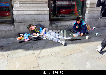 Londra, Inghilterra, Regno Unito. Senzatetto uomini sulla strada del filamento Foto Stock