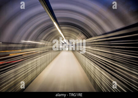 Il Footbridge unendo Nottingham QMC Hospital e NET Fermata del Tram Foto Stock