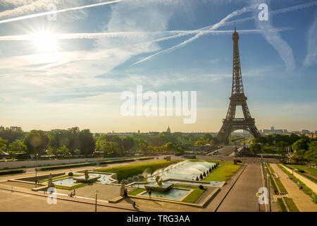 La Francia. Parigi. La Torre Eiffel e la fontana nei giardini del Trocadero. Mattina di sole Foto Stock