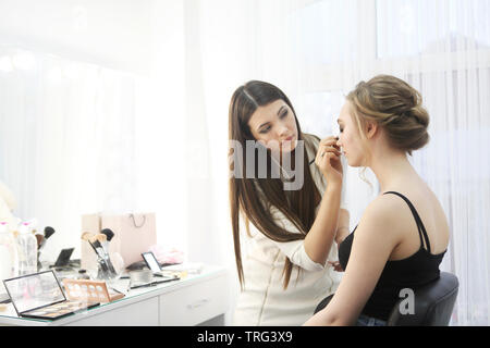 Professional make up artist facendo fare fino in un salone di bellezza. Close up Foto Stock