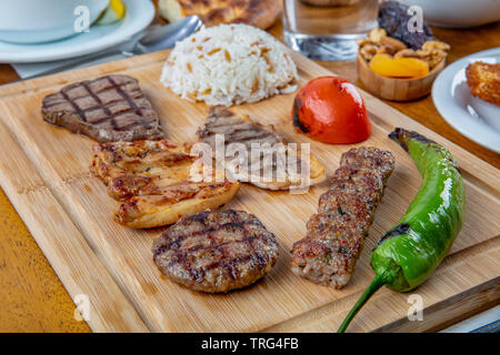 La cucina turca; è anche il Ramadan 'Iftar'.Il pasto consumato dai musulmani dopo il tramonto durante il Ramadan. Assortita di Bagno Turco piatti orientali. Grigliata di misti m Foto Stock