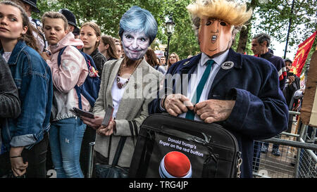 Londra, Regno Unito. Il 4 giugno, 2019. Migliaia di protesta nel centro di Londra contro il presidente statunitense Donald trionfi visita di Stato nel Regno Unito Foto Stock