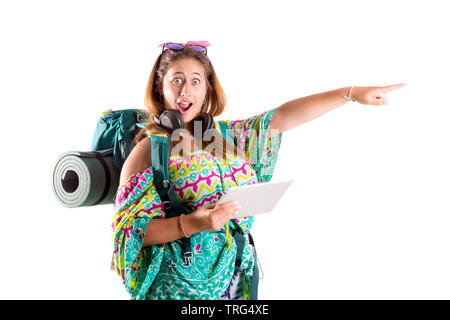 Felice escursionista ragazza con zaino e tablet isolato in bianco, trekking e viaggio il concetto di stile di vita Foto Stock