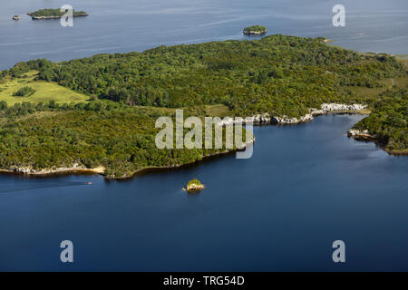 Paesaggio Irlanda vista dall'alto del lago Muckross e della baia di Kilbeg vista dalla cima del monte Torc nel Parco Nazionale di Killarney, County Kerry, Irlanda. Foto Stock