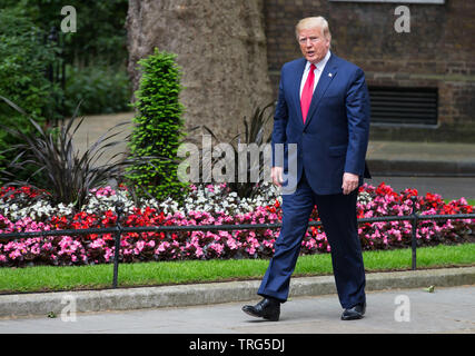 Presidente Donald Trump e sua moglie Melania sono accolti al di fuori del numero 10 dal primo ministro Theresa Maggio e suo marito Filippo a Downing Street, West Foto Stock