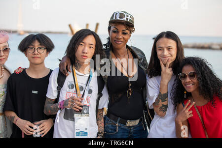 Cannes, Francia, 4 giugno 2019 il giardino al neon e ventole al MIDEM Beach, MIDEM 2019, Cannes © ifnm / Alamy Live News Foto Stock