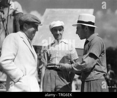 Regista WILLIAM CAMERON MENZIES, direttore della fotografia GEORGES PERINAL e scenografo VINCENT KORDA sul set candido durante le riprese di THINGS TO COME 1936 romanzo / sceneggiatura H.G. Wells musica Arthur Bliss, produttore Alexander Korda London Film Productions / United Artists Foto Stock