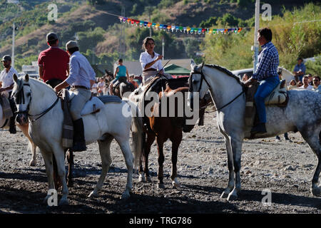 Tradizionale nastro horse racing al Benamargosa Romeria. Equitazione la concorrenza si svolge lungo il letto del fiume secco come parte del festival Foto Stock