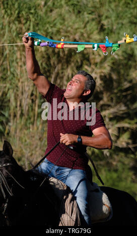 Tradizionale nastro horse racing al Benamargosa Romeria. Equitazione la concorrenza si svolge lungo il letto del fiume secco come parte del festival Foto Stock