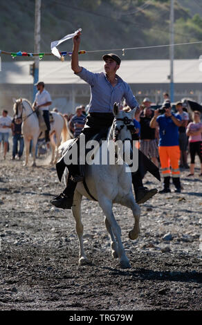 Tradizionale nastro horse racing al Benamargosa Romeria. Equitazione la concorrenza si svolge lungo il letto del fiume secco come parte del festival Foto Stock