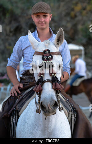 Tradizionale nastro horse racing al Benamargosa Romeria. Equitazione la concorrenza si svolge lungo il letto del fiume secco come parte del festival Foto Stock