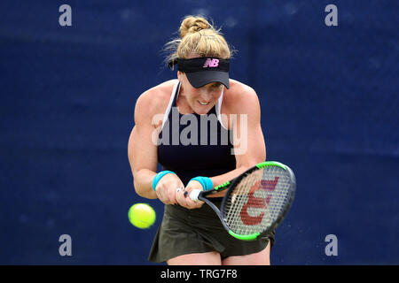 Surbiton, Regno Unito. 05 Giugno, 2019. Madison Brengle NEGLI STATI UNITI D' AMERICA in azione contro la Mala Lumsden della Gran Bretagna nel signore single. Surbiton Trofeo tennis 2019, giorno 3 a Surbiton Racket & Fitness Club nel Surrey mercoledì 5 giugno 2019. Questa immagine può essere utilizzata solo per scopi editoriali. Solo uso editoriale, pic da Steffan Bowen/Andrew Orchard fotografia sportiva/Alamy Live news Credito: Andrew Orchard fotografia sportiva/Alamy Live News Foto Stock