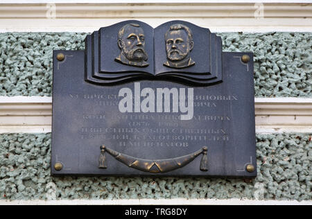 Targa commemorativa sulla casa di mercanti Evreinovyh in Uglich. Yaroslavl Oblast. La Russia Foto Stock