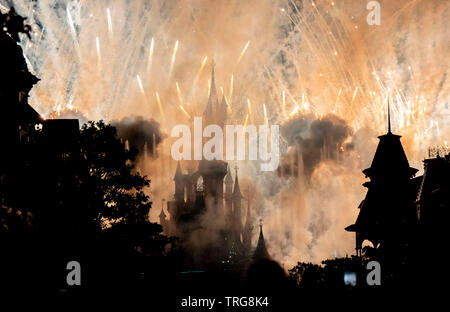 La spettacolare notturni di fuochi d'artificio di Disneyland Paris in Francia. Foto Stock