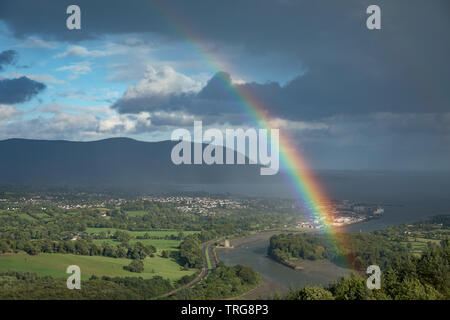 Rainbow oltre il Fiume Newry (che segna l'Eire/UK Border) e Warrenpoint da Flagstaff, Co Down, Irlanda del Nord, Regno Unito Foto Stock