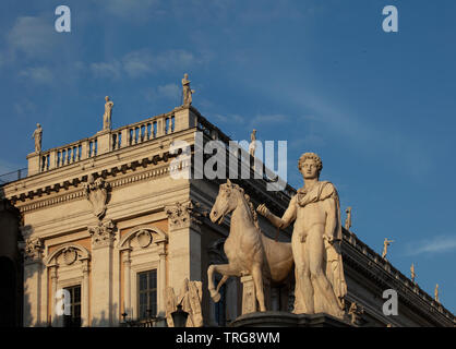 Una antica statua romana di uno dei Dioscuri (o di Castore e Polluce) nella parte superiore dei passi presso il Campidoglio in serata sole. Foto Stock