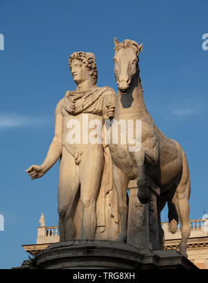 Una delle antiche statue romane di Castore e Polluce sul Campidoglio a Roma. Le statue di marmo sono cattura la sera tardi sun Foto Stock
